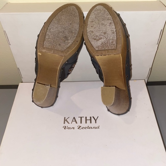 Kathy Van Zeeland VCADY Embellished Clogs, Size 7.5, Color: Blue - Picture 10 of 15